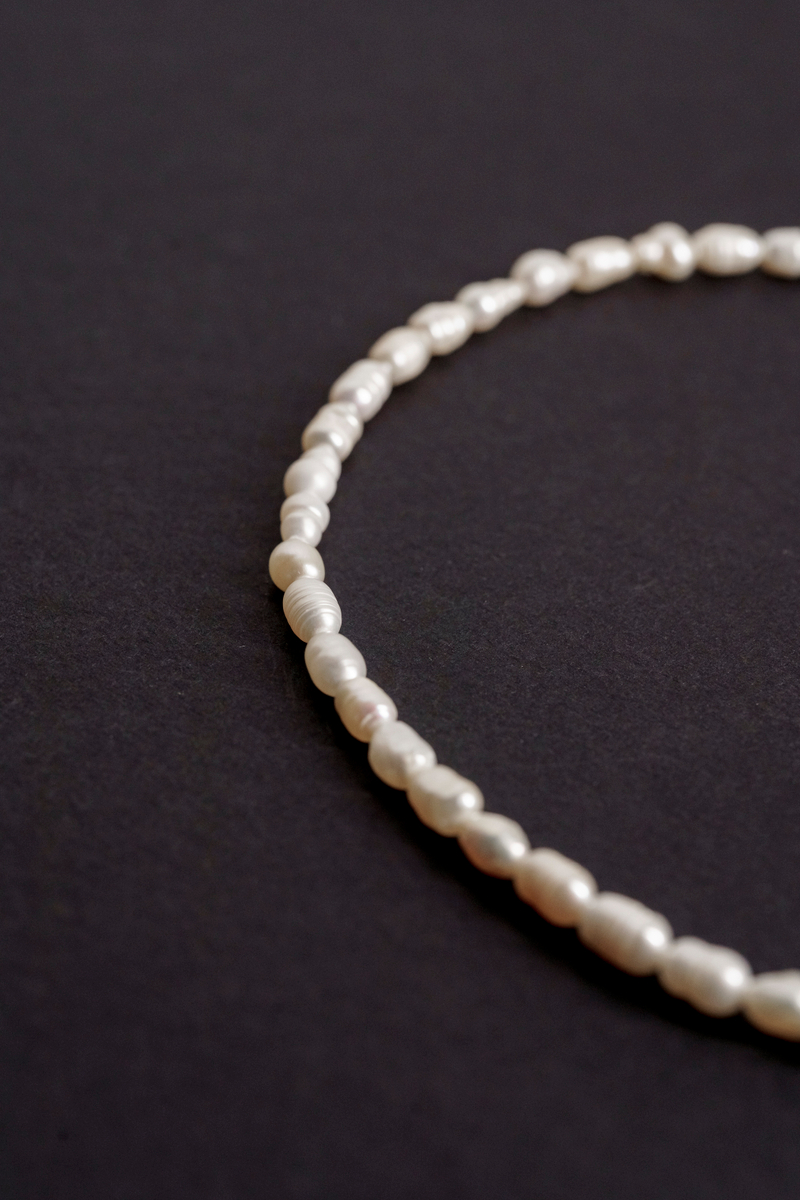 Браслет "Memo about Moon" из жемчуга формы рис, на замочке серебро 925