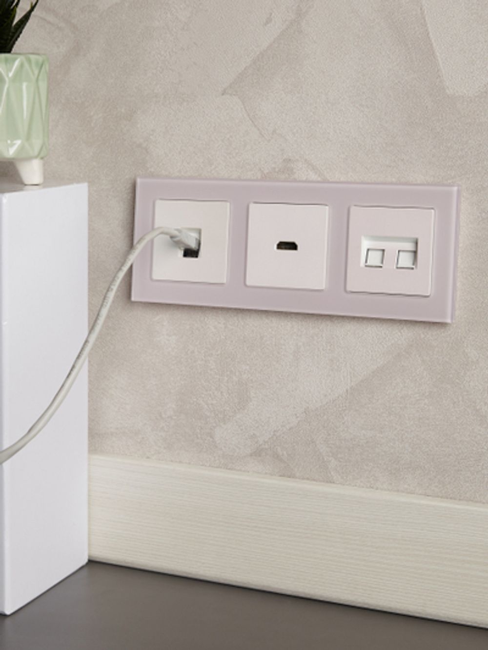 BRITE Рамка 3-местная РУ-3-2-Бр стекло розовый матовый IEK