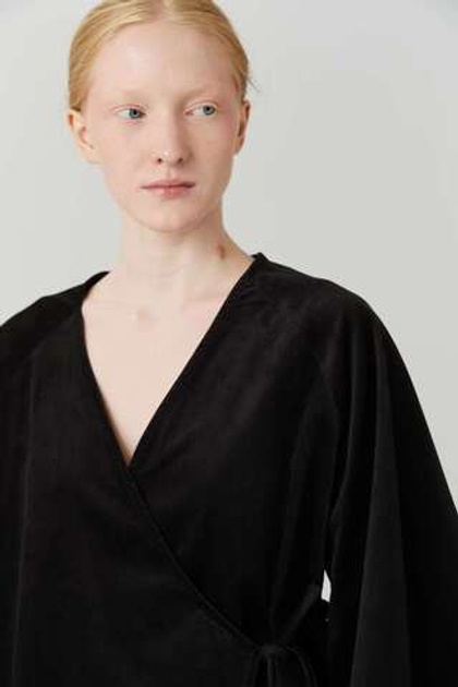 Блузка на запах из черного вельвета