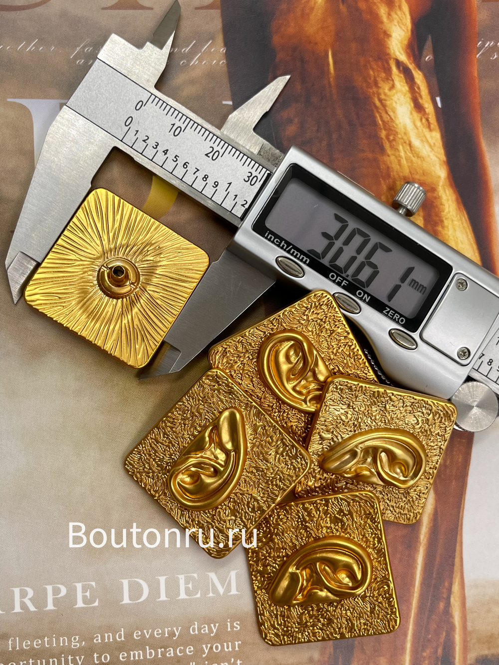 Шляпки под установочные кнопки Скиапар. золотистые квадратные с ухом