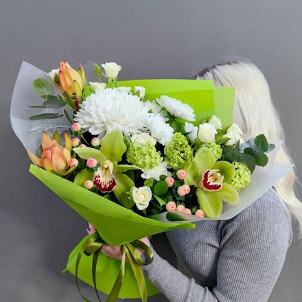 Авторский букет в бело-зеленой гамме