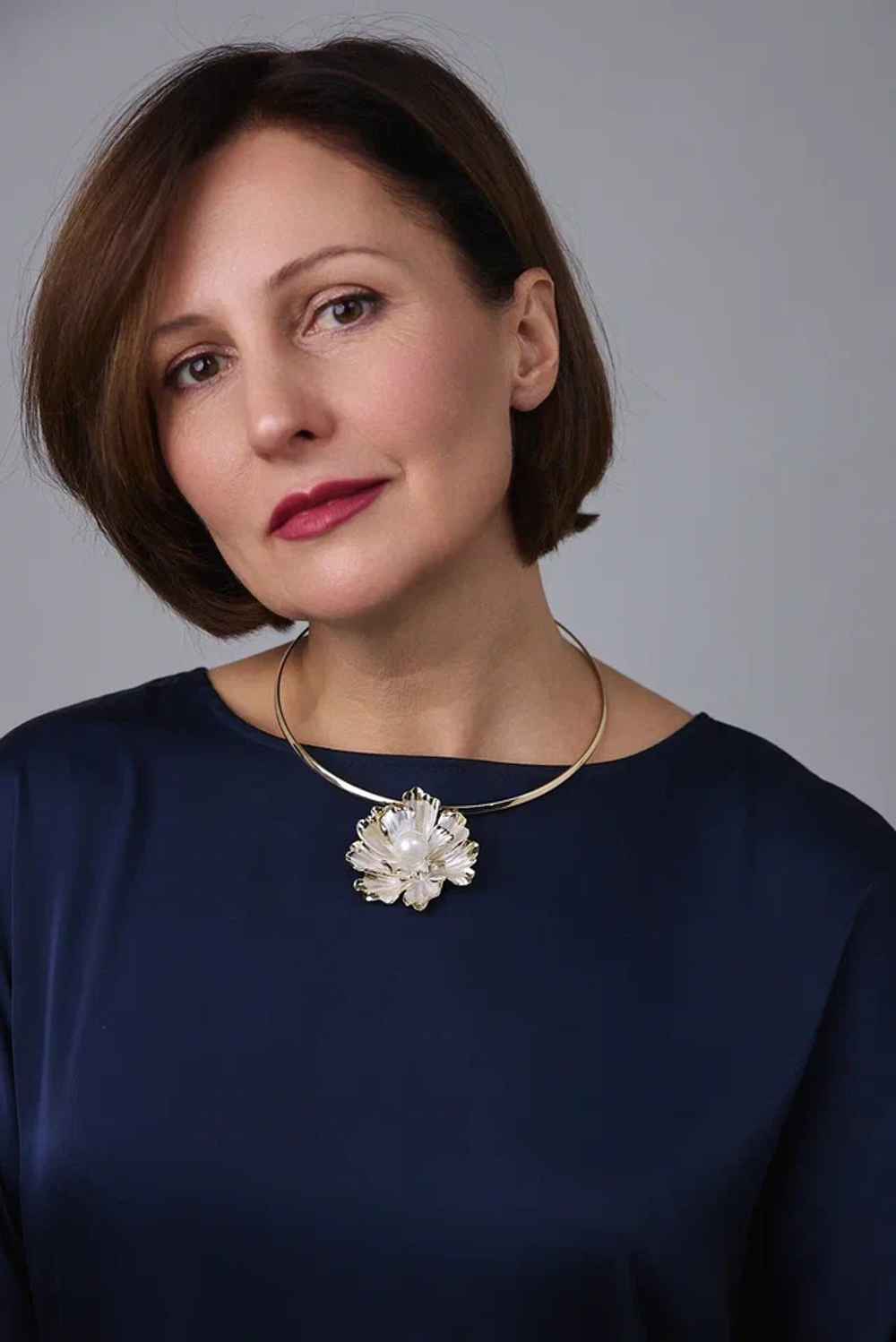 Брошь подвеска цветок из перламутра с жемчужиной, золотая окантовка