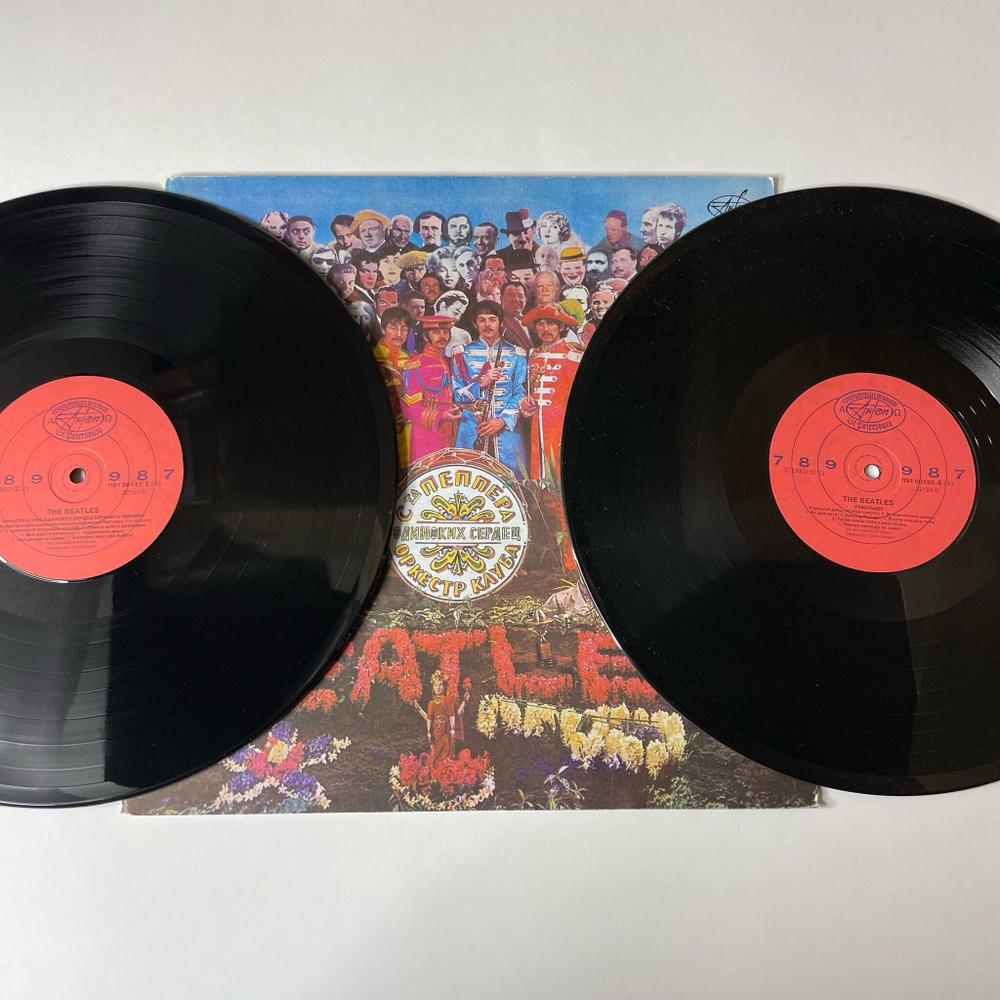 Винтажная виниловая пластинка LP The Beatles Оркестр Клуба Одиноких Сердец Сержанта Пеппера / Револьвер (Россия 1992)