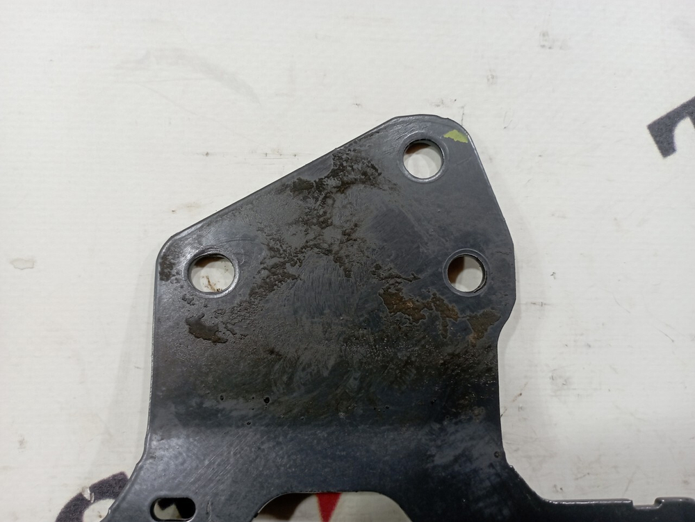 Кронштейн брызговика правый 2020г.