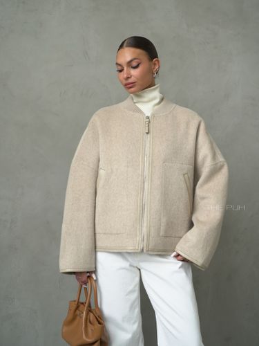 Бежевый шерстяной бомбер на молнии