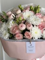 Букет из пионовидных роз, хризантем, зелени и одноголовых роз