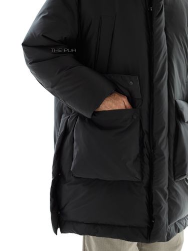 Удлиненный черный пуховик с карманами