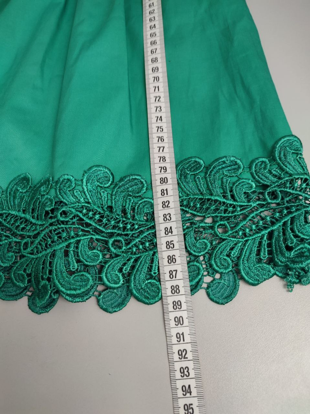 Платье зеленое с кружевом 40 размер