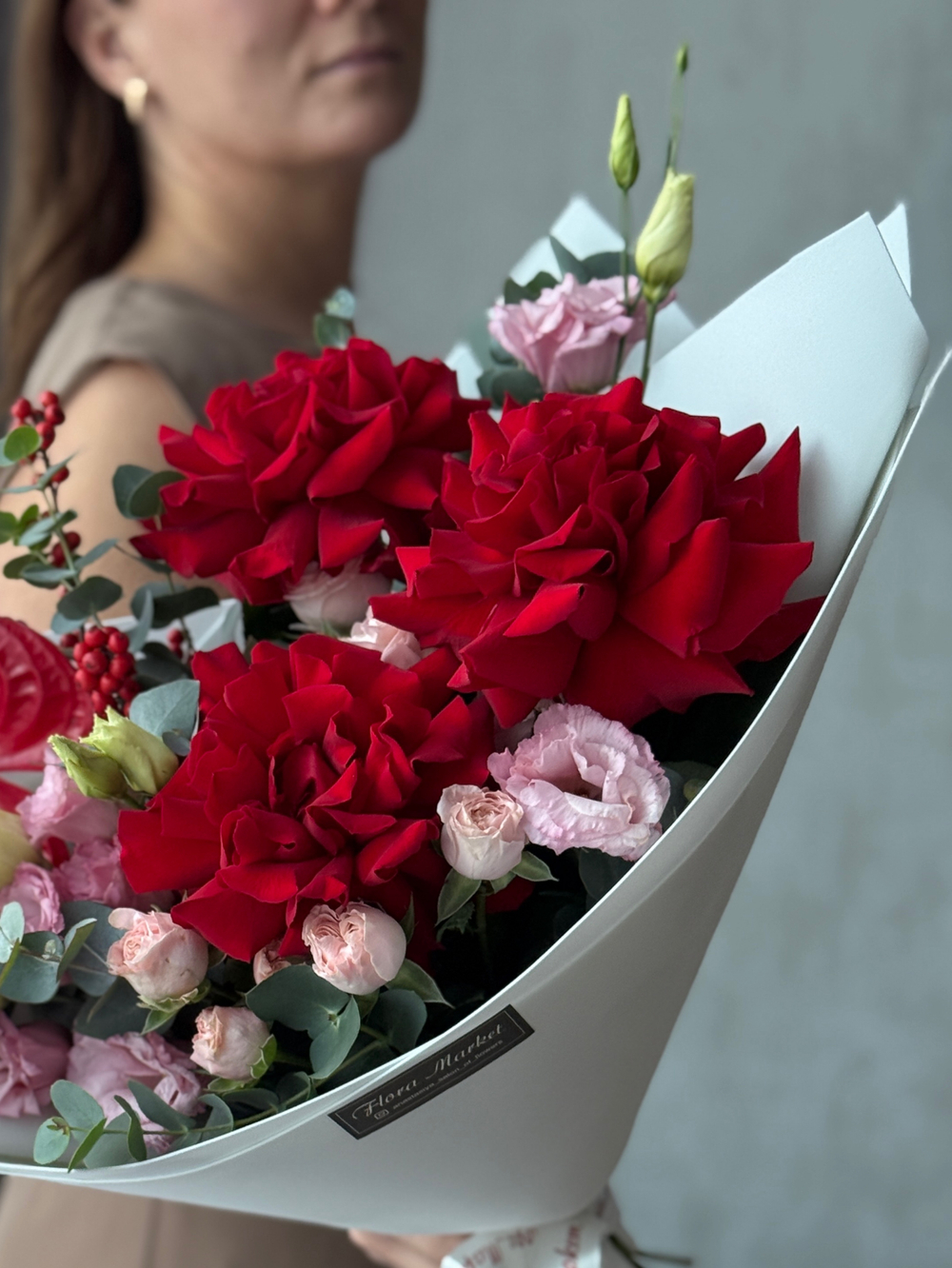 Яркий букет из красных французских роз, пионовидных кустовых роз, эустомы и зелени от Флора Маркет