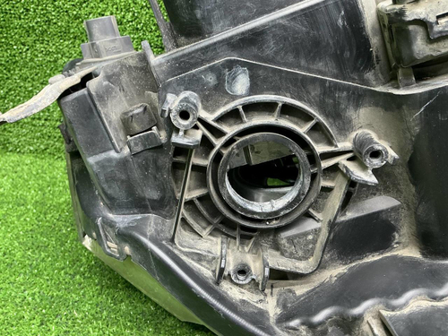 Фара левая Mitsubishi Pajero Sport 2 13-16 ксенон