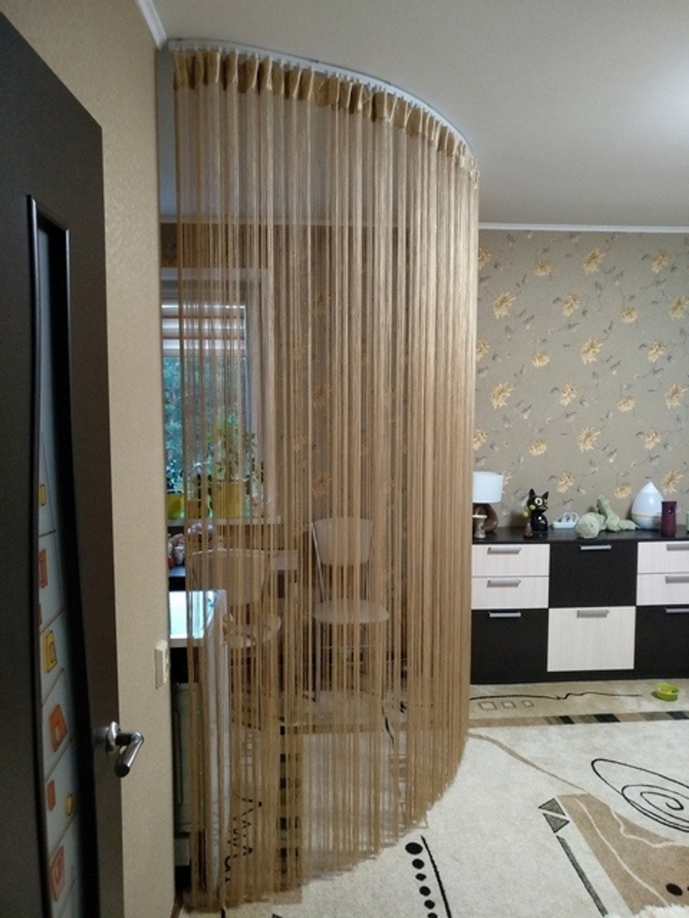 Нитяные шторы в интерьере — это аксессуар, который не выходит из моды.