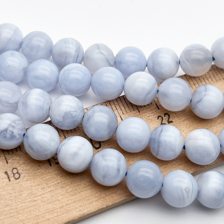 Агат голубой бусины ("Сапфирин"), диаметр около 8,3-8,5 мм, цена за 11 шт (1/4 нити)