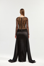 Платье макси корсетное из атласа и кружева со шлейфом