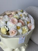 Букет из кустовых пионовидных роз, хризантемы, диантусов и тюльпанов