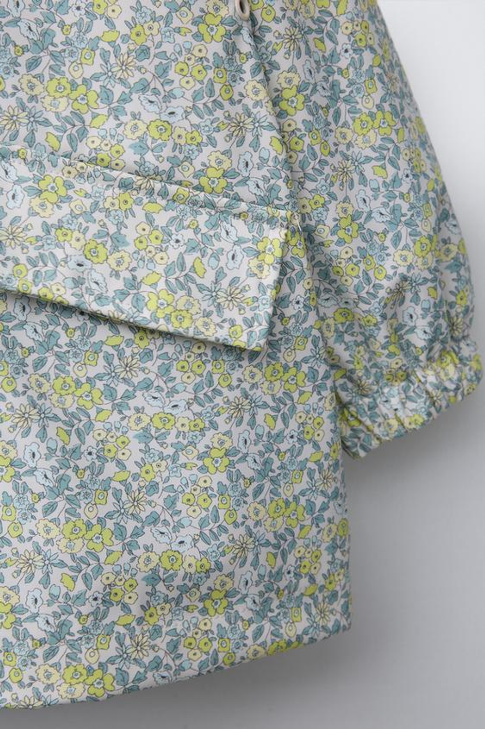 ZARA ПРОРЕЗИНЕННЫЙ ДОЖДЕВИК С ЦВЕТОЧНЫМ ПРИНТОМ, СИНЕВАТЫЙ