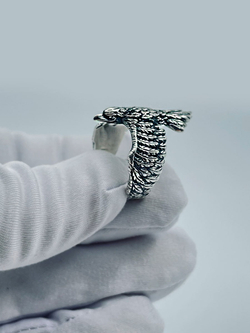 Фотография серебряного кольца птица Ворон в руке высокая детализация