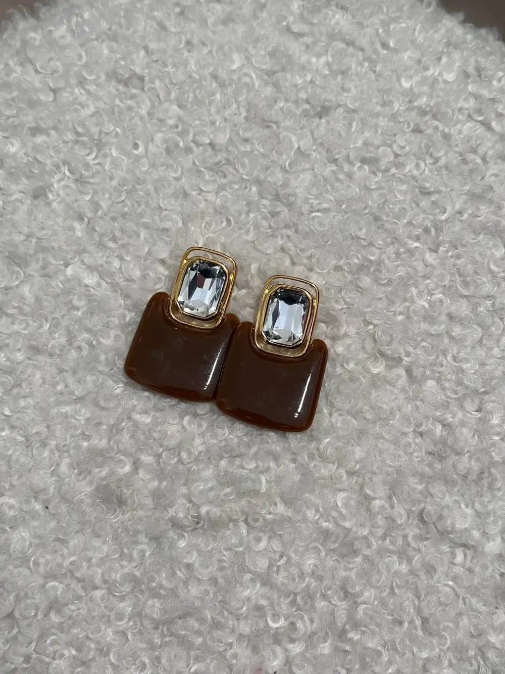 Серьги с камнем и коричневым литьем