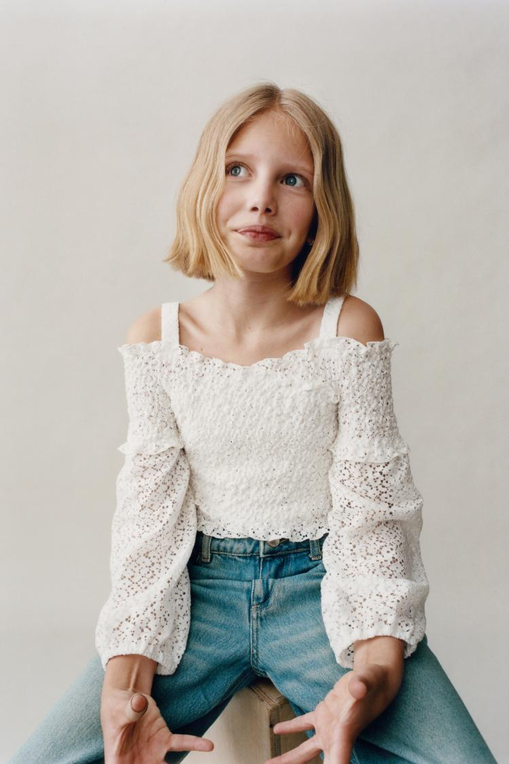 ZARA ТОП ИЗ РЕЛЬЕФНОЙ ТКАНИ С ЗАПÁХОМ, ЭКРЮ