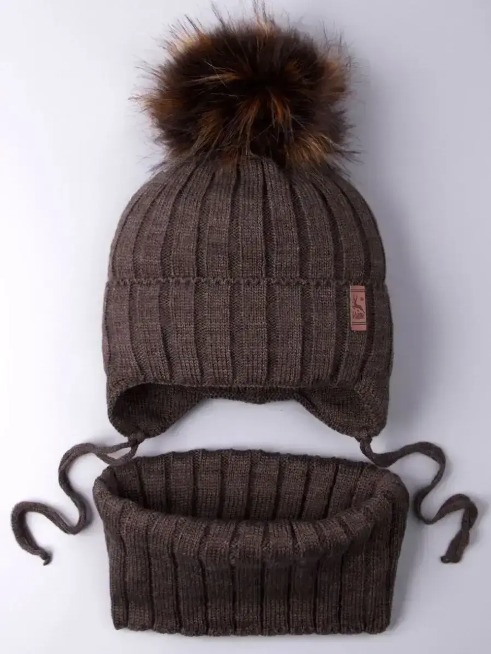 Шапка зимняя для мальчика на завязках и снуд