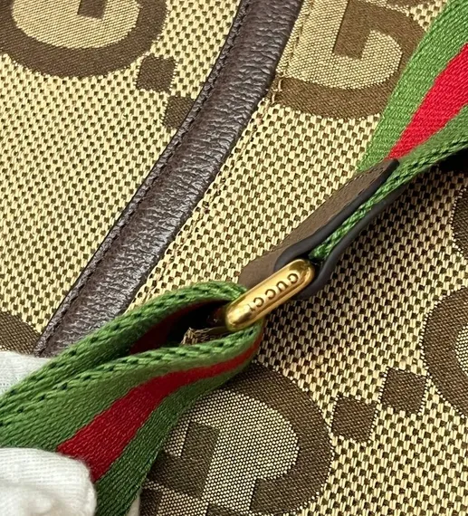 Сумка-мессенджер Gucci с мотивом Jumbo GG