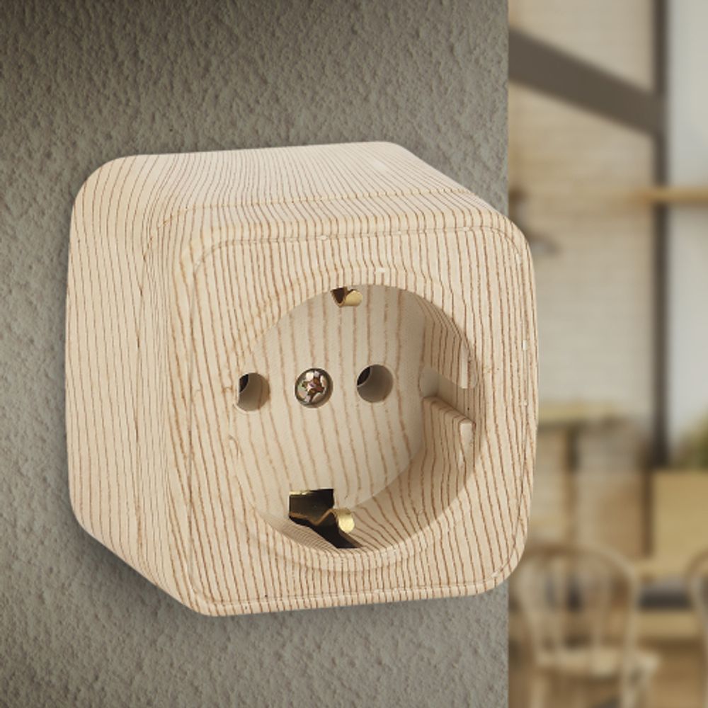 Розетка Intro Polo 3-202-11 2P+E Schuko 16А-250В IP20 ОУ сосна