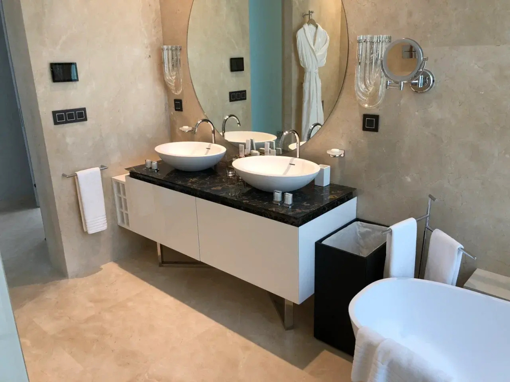 Навесная тумба с двойной раковиной и мраморной столешницей для ванной комнаты