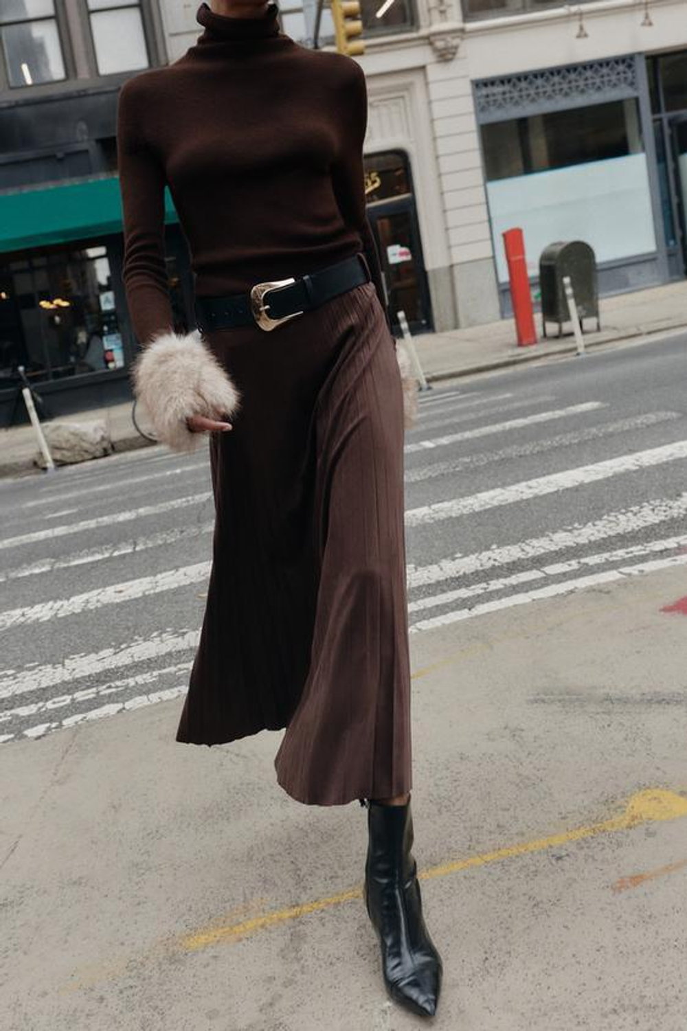 ZARA ПЛИССИРОВАННАЯ ЮБКА МИДИ ИЗ ИСКУССТВЕННОЙ ЗАМШИ С РЕМНЕМ, ТЕМНО-КОРИЧНЕВЫЙ