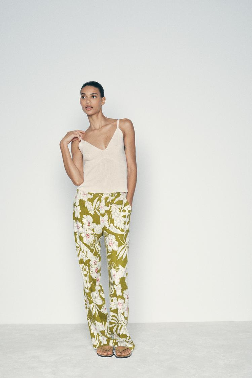 ZARA ТРИКОТАЖНЫЙ ТОП С V-ОБРАЗНЫМ ВЫРЕЗОМ, ЭКРЮ