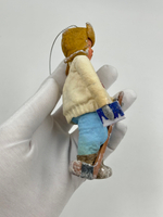 Ёлочное украшение в винтажном стиле «Мальчик с хоккейной клюшкой»