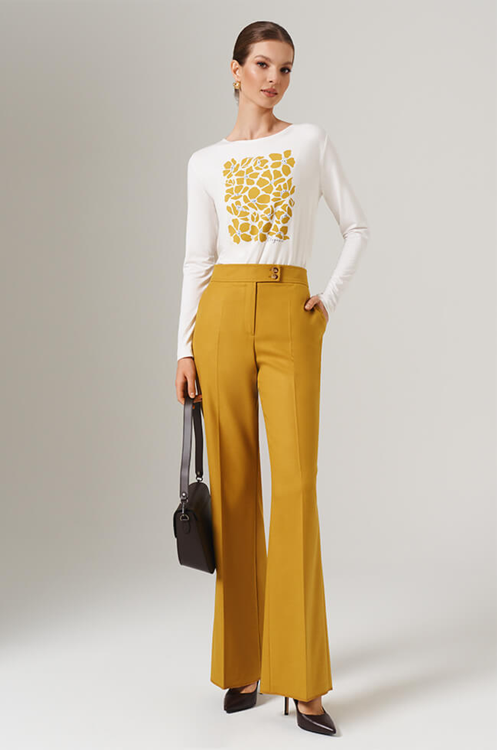 23124 Лонгслив женский (молочный с оливковой печатью)