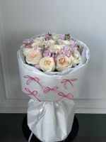 Букет из одноголовых пионовидных роз и маттиолы