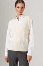 23092 Жилет женский (молочный)