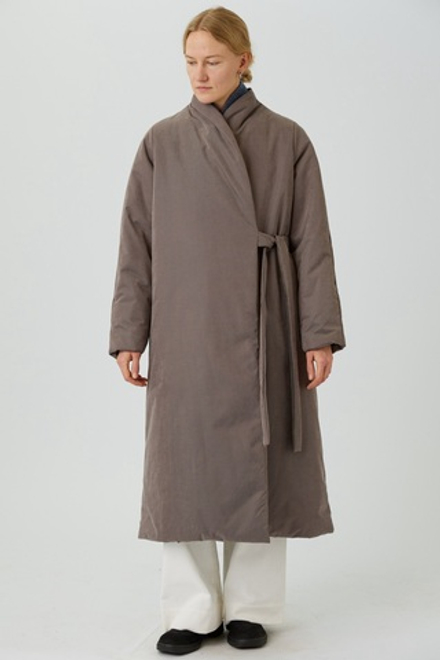 Зимнее пальто на запах из серо-коричневой бархатистой мембраны