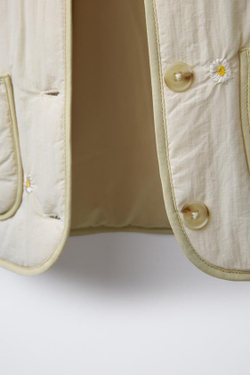 ZARA СТЕГАНАЯ КУРТКА С ВЫШИВКОЙ «РОМАШКИ», ЭКРЮ