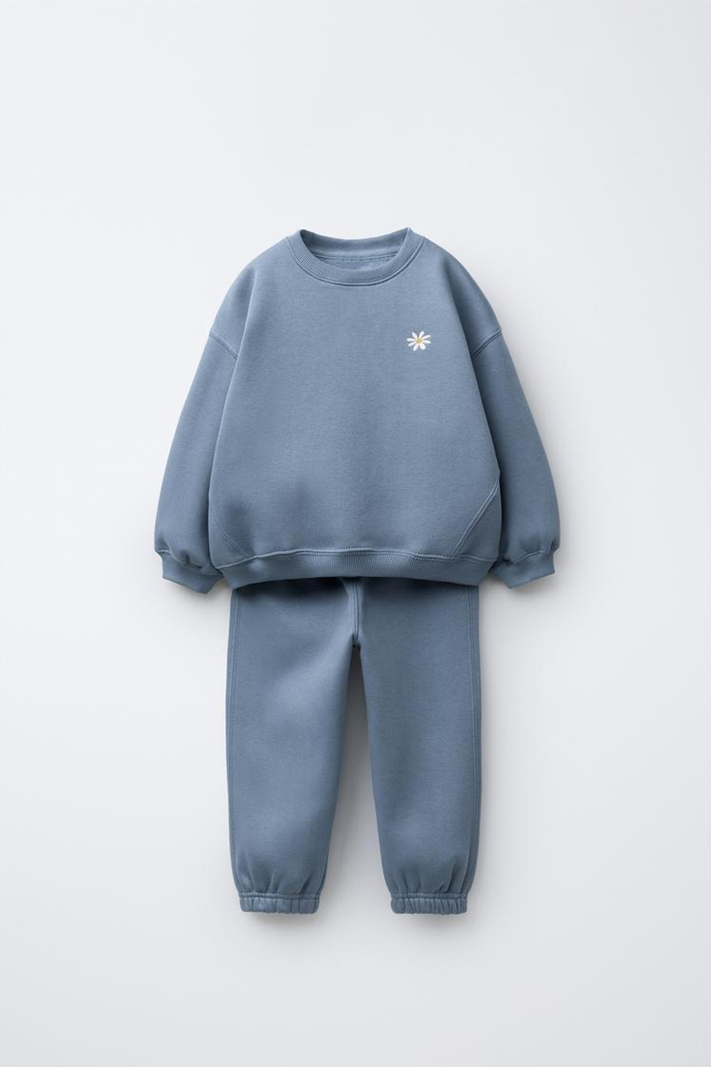 ZARA КОМПЛЕКТ ИЗ ТОЛСТОВКИ И ДЖОГГЕРОВ С ВЫШИВКОЙ, ВЫЦВЕТШИЙ СИНИЙ