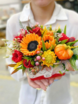 Букет «Подсолнухи и розы, сумочка»