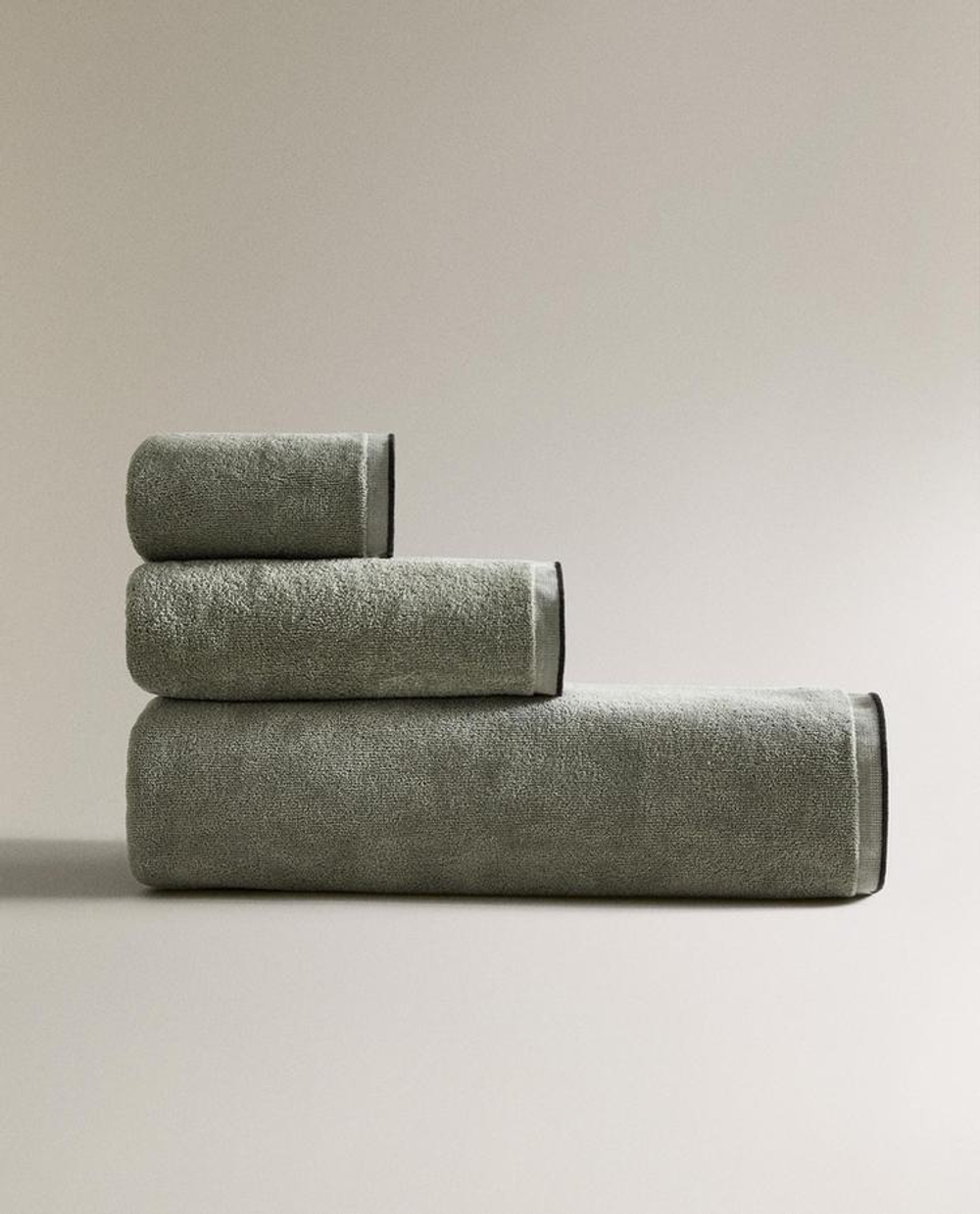 ZARA HOME БАННОЕ ПОЛОТЕНЦЕ ИЗ ВЕЛЮРА С ОТДЕЛКОЙ ОВЕРЛОКОМ, СВЕТЛО-ЗЕЛЕНЫЙ