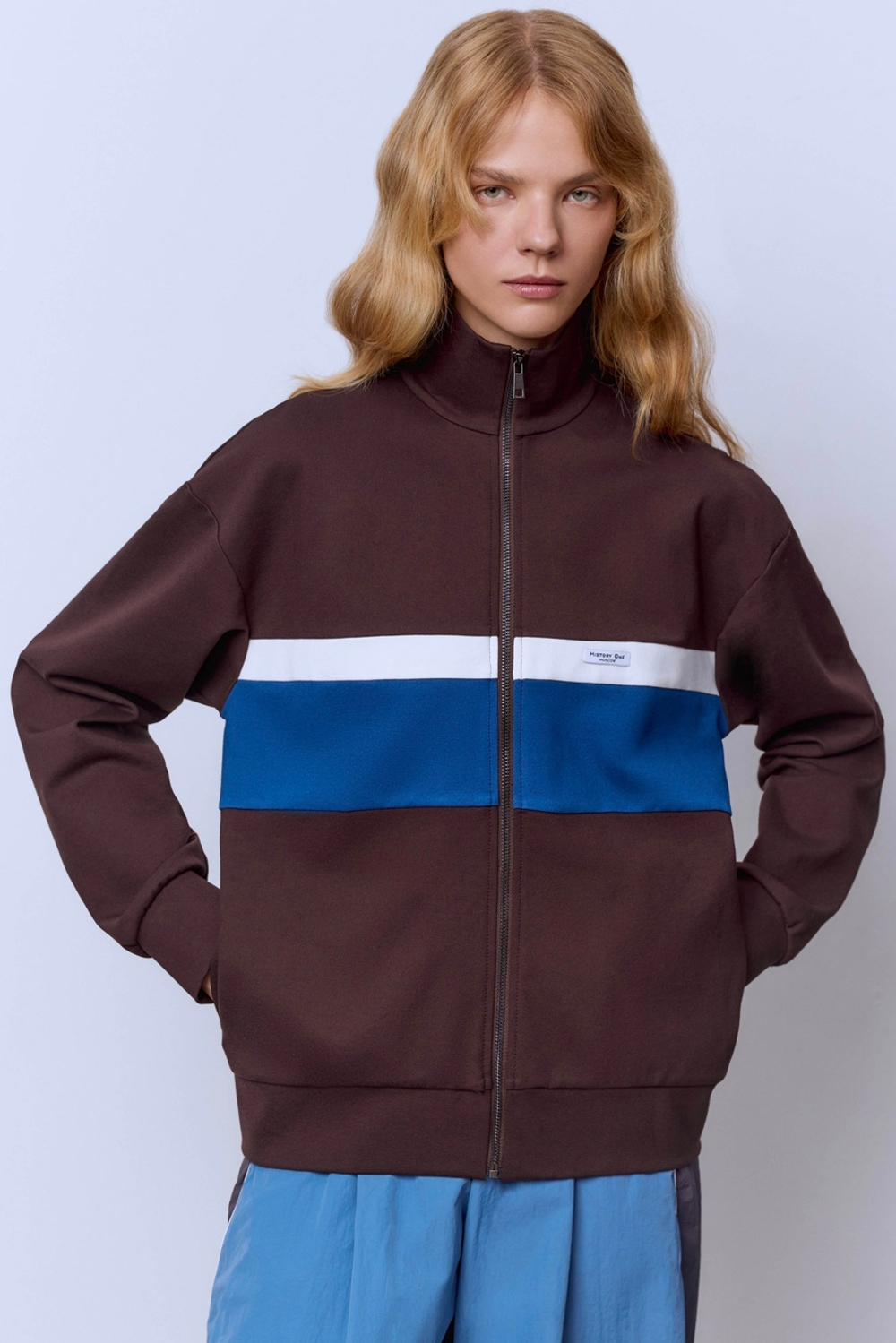 Толстовка на молнии с контрастными вставками