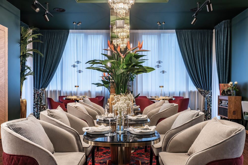 Озеленение искусственными растениями апарт-отеля «Бридж» Красная поляна