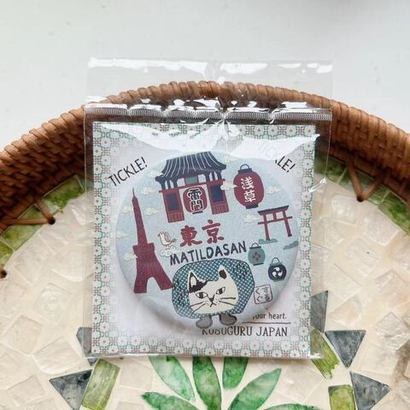 Значок металлический с кошкой "Матильда-Путешественница", диам. 7,5 см, 7688-2, KUSUGURU