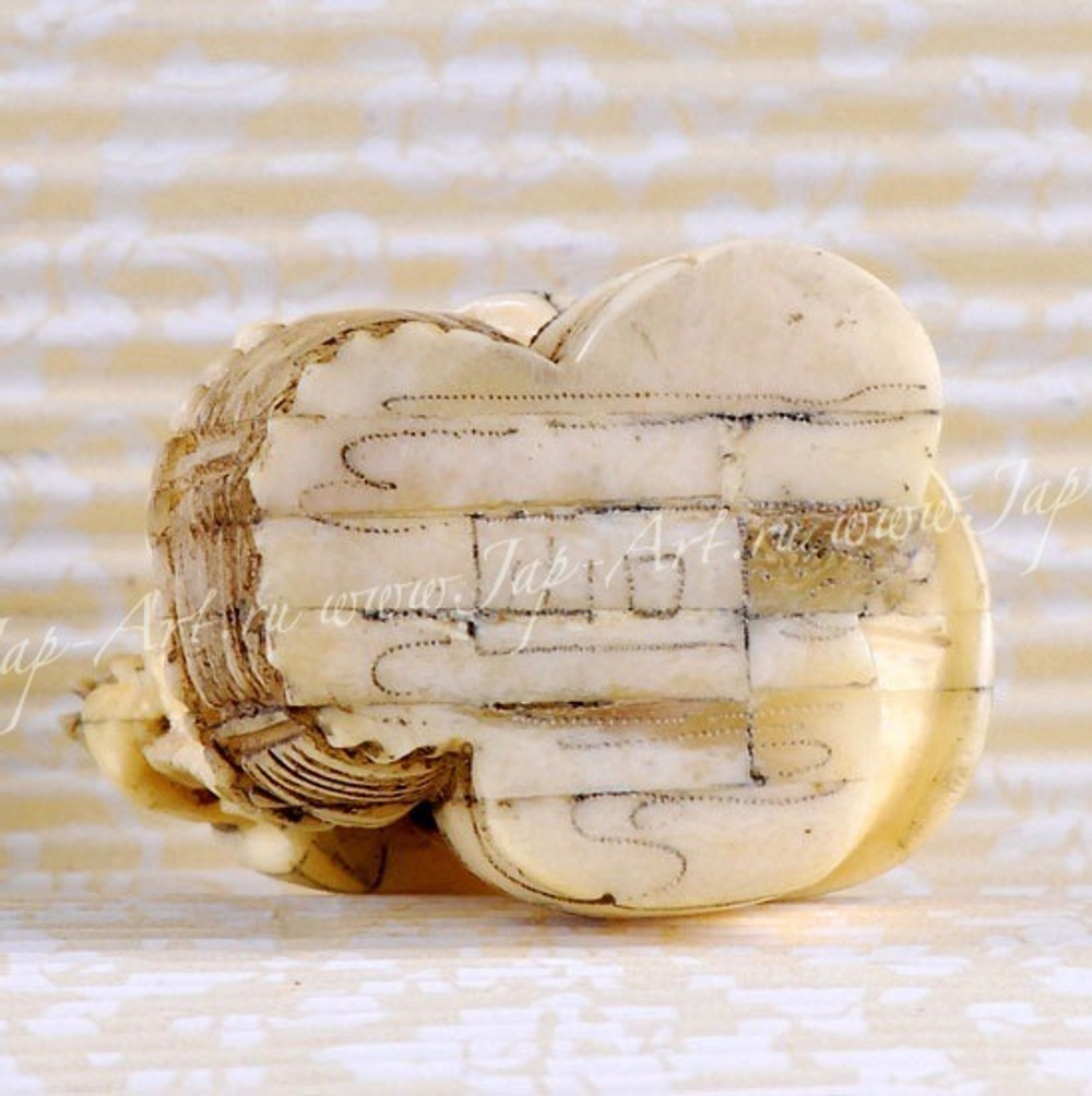 Нэцкэ Подросток с корзиной рыбы