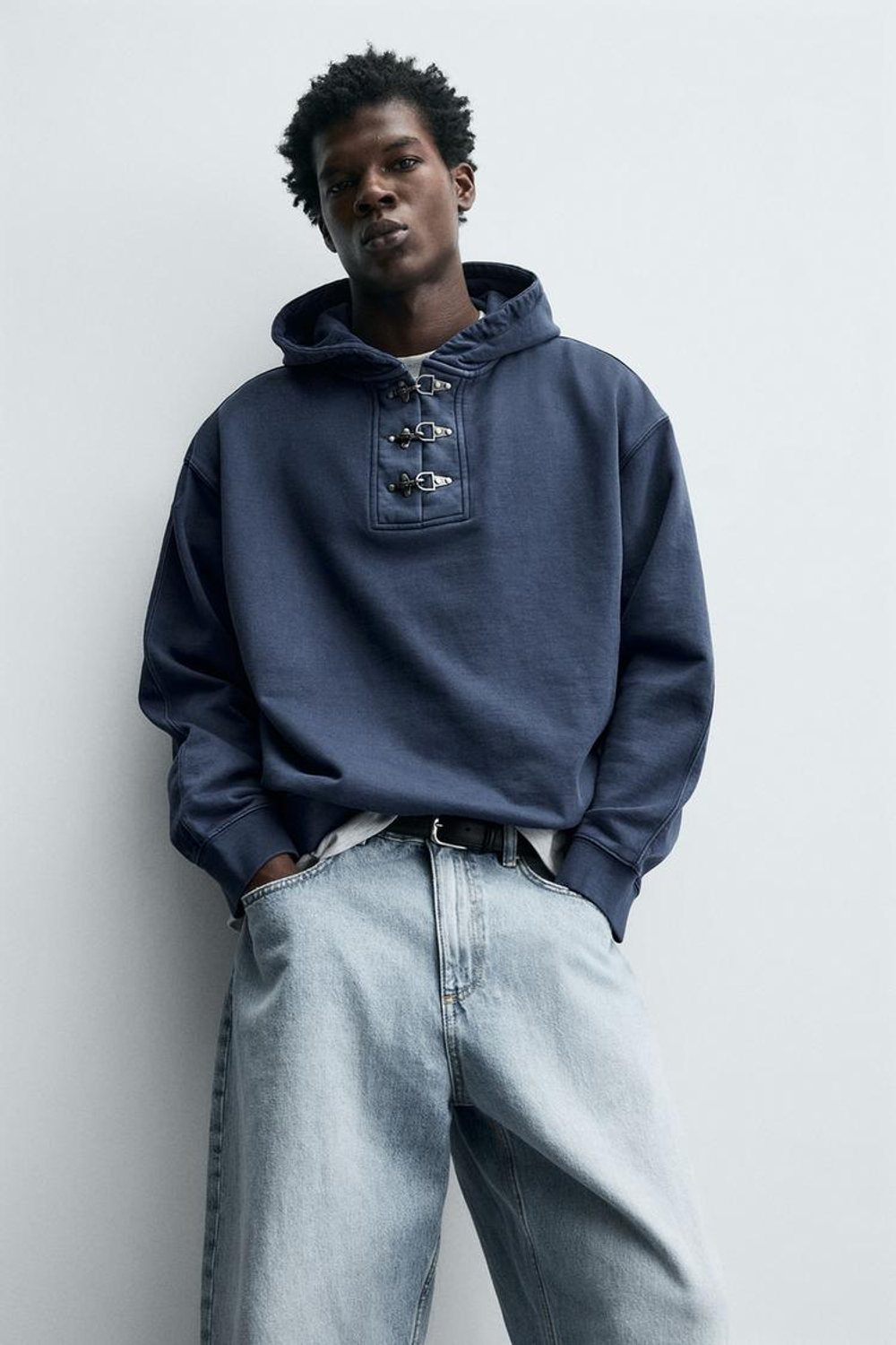 ZARA ХУДИ С КАПЮШОНОМ И НАВЕСНЫМИ ПЕТЛЯМИ, ЛИНЯЛЫЙ СИНИЙ