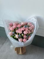 Букет из 27 розовых пионовидных тюльпанов и голубого оксипеталума