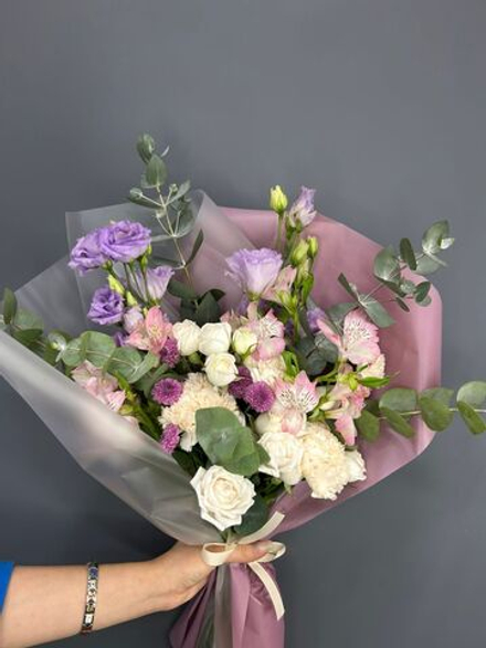 Букет из кустовых роз, альстромерии, диантусов