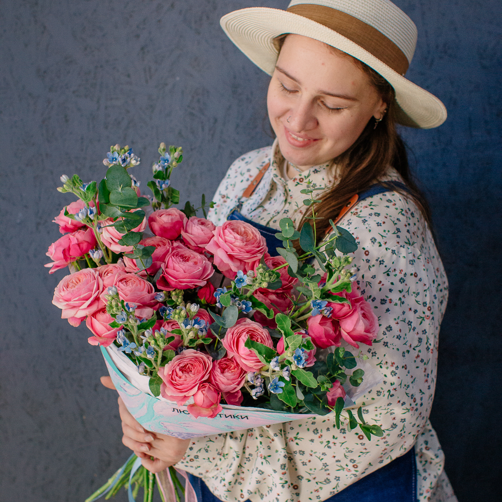 145. Выразительный яркий букет с кустовыми розами и оксипеталумом