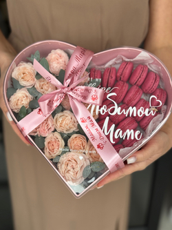 Композиция «Сердце Мамы» с пионовидными кустовыми розами, эвкалиптом и макарунс от Флора Маркет, размер M