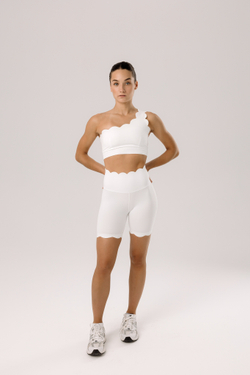 Топ с волнообразными краями на одно плечо