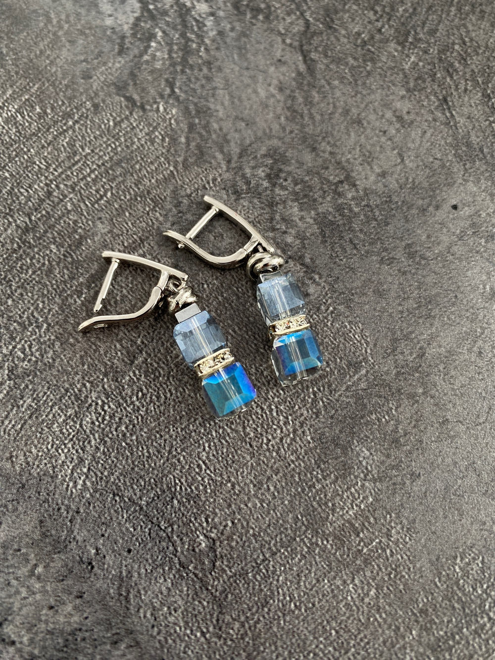 Серьги из серо-голубых кубиков Swarovski с гематитом и кристаллами, оттенок серебро