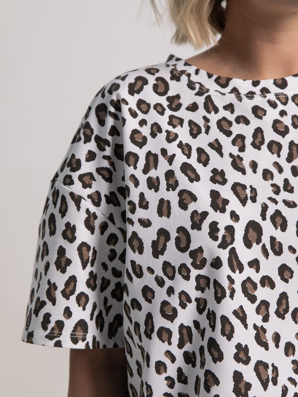 Футболка Ия (белая/лео) Б15237-4М LT Collection