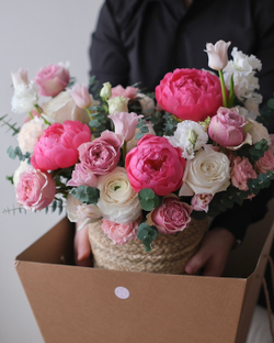 Корзина с пионами Корал Шарм, ранункулюсами и пионовидными розами Пинк Монстр